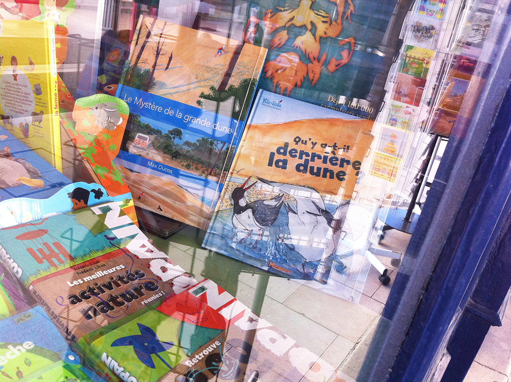 L'un de nos ouvrages en librairie (Qu'y a-t-il derrière la dune)